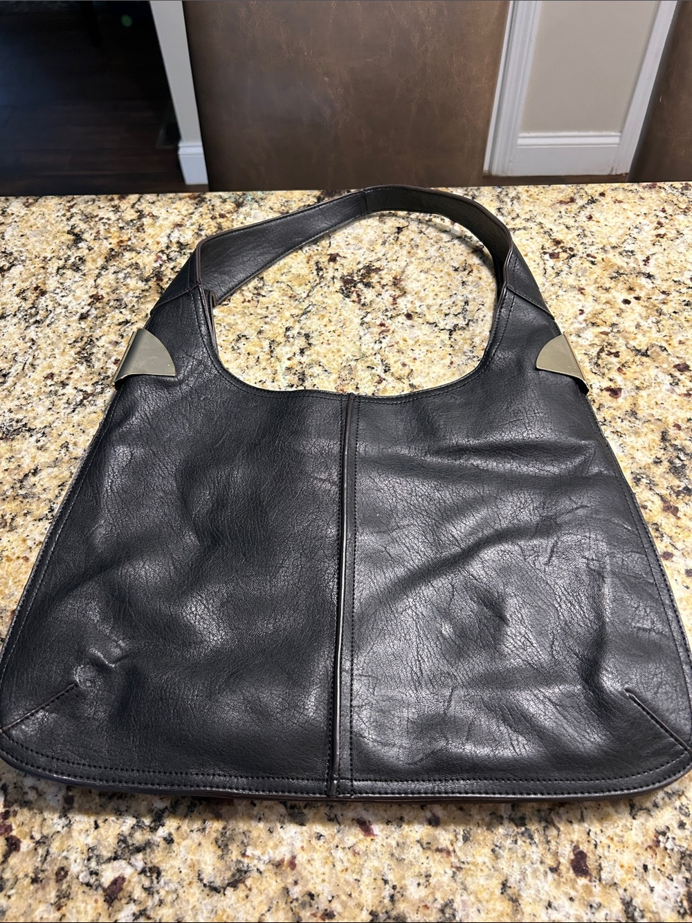 Black Leather Shoulder Bag – Sleek Everyday Carry